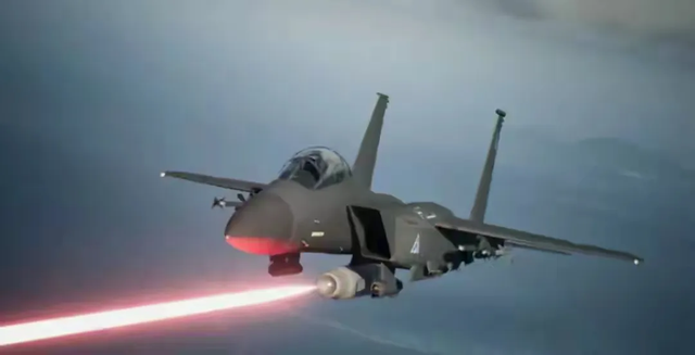 央视首次曝光：歼-11B挂载激光武器吊舱，这才是真正的未来空战！