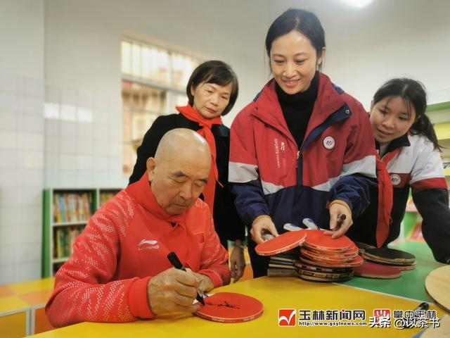 75岁梁戈亮今定居北京，是北大医学部教授，曾让癌症寡母活到81岁