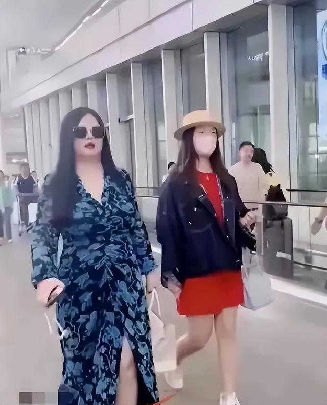 200斤的李湘机场亮相，走起路来肉肉都在颤抖，行走的富婆
