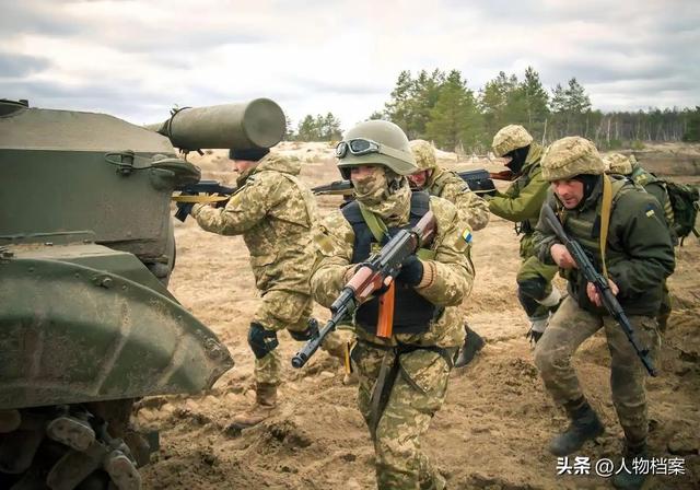 美国打明牌了？中国九三阅兵当天，特朗普在白宫接待波兰总统