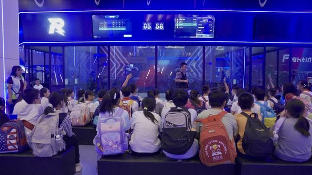 与机器狗互动、操控无人机，南京市同仁小学科创研学太酷了！