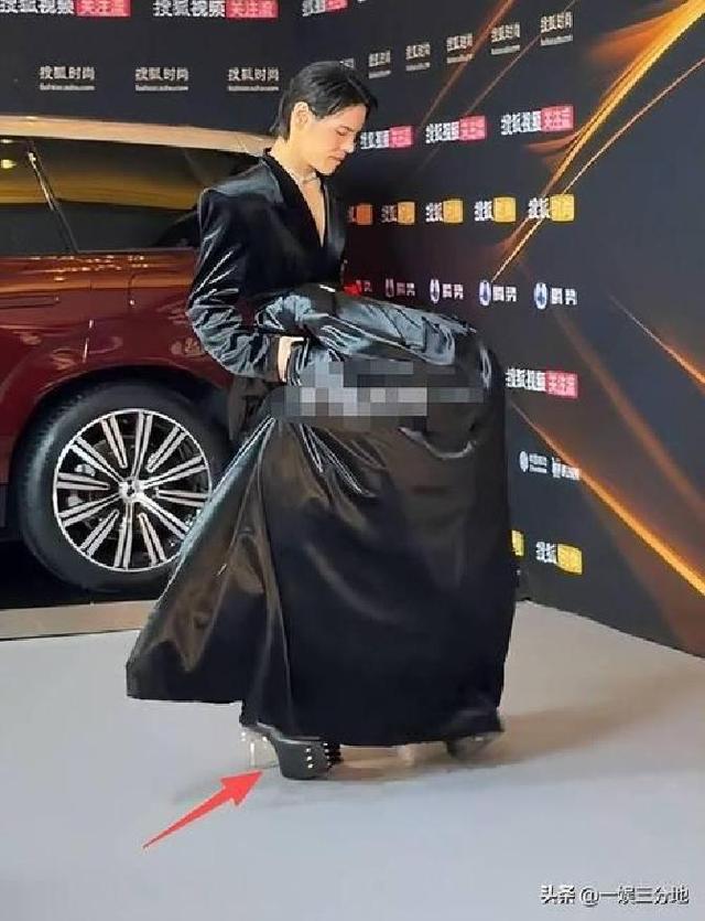 北京红毯，摔跤、独眼龙造型、礼服搭棉鞋	，走秀反成大型灾难现场