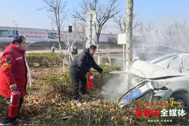 望岳正能量 | 路遇私家车撞树冒烟，泰安公交司机秒变“消防员”化险为夷图片