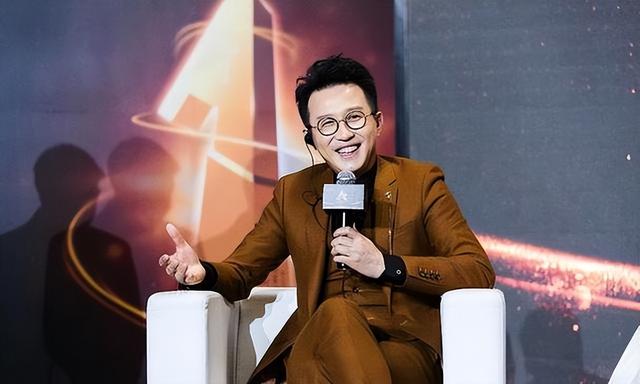 出轨、背刺亲家，被赶出豪门，靠当“赘婿”爬上巅峰的他现状如何