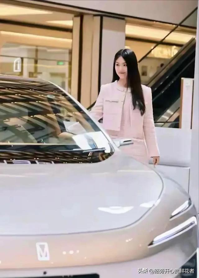 王诗龄回国后在宴会上惊艳到大家!真成财阀千金了,骨子里的优雅