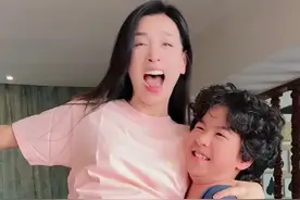 张庭度假被13岁儿子公主抱，表情夸张一脸幸福，64岁老公像爷爷图片