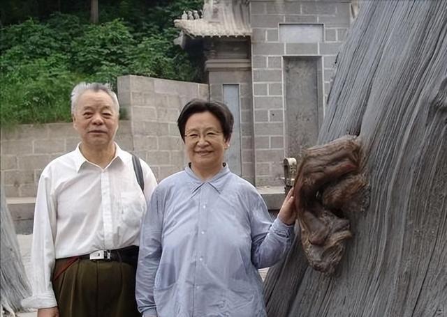 1996年李讷去河南考察，走到机关门口一眼认出：这是父亲的字