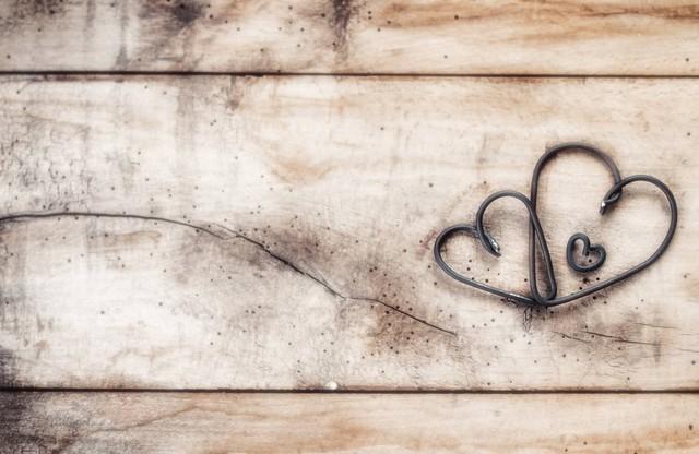 我在酒吧兼职调酒，一个风韵犹存的少妇成了常客，她只点我调的酒