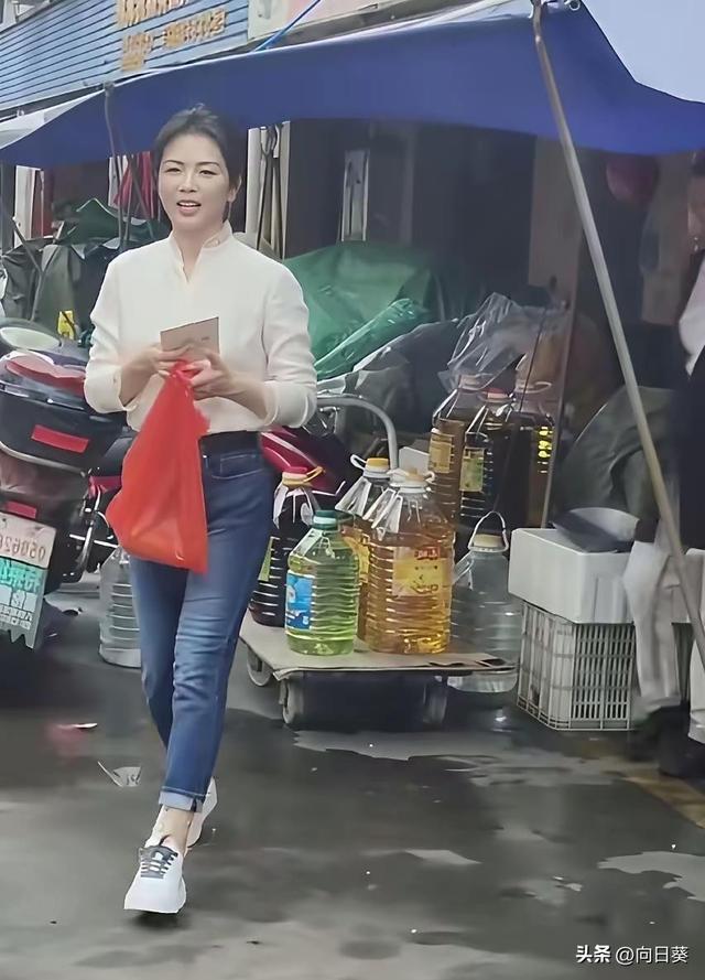 菜市场偶遇刘涛，她打扮朴素像普通大妈，岁月不饶人女神也老了