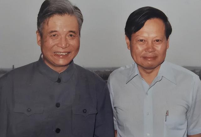 杨振宁身覆国旗，翁帆是家属代表站第一位，重量级好友也到场悼念