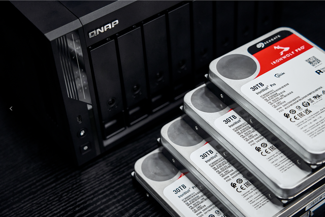 威联通新品NAS Qu805开箱：家用级定价、企业级性能,真香!