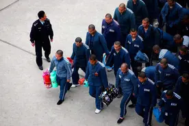 被判“无期”的人，每天在监狱里干些什么？说出来你或许不信图片