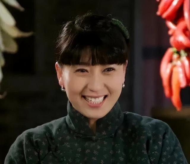 闫学晶事件再升级！官媒下场发文锐评，言辞犀利，句句直戳她心窝