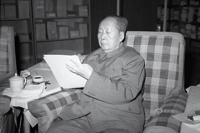 1976年，毛主席为何下令拿掉叶剑英的兵权？事后才知主席用心良苦