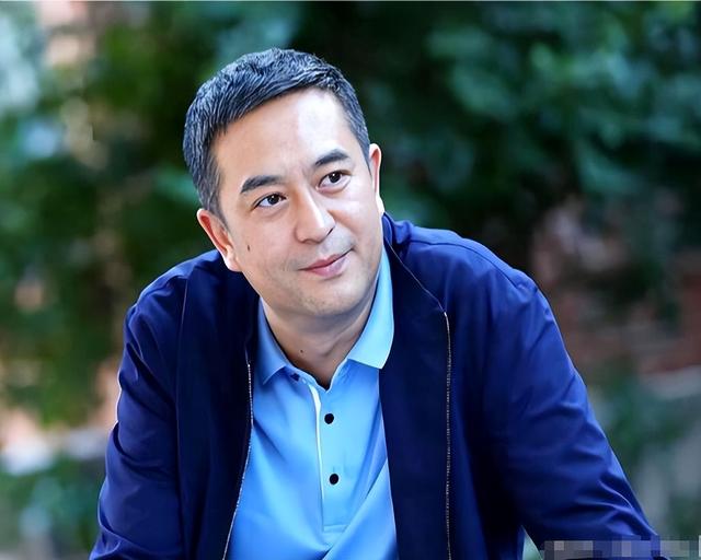 与王海燕离婚传闻真相大白1年，55岁张嘉益近况曝出，一点不意外