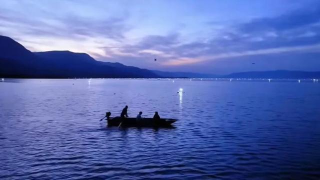 炳灵湖上，渔灯与星光的私语