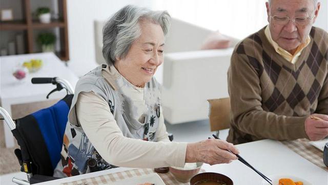 吃饭八分饱被推翻了？医生：过了55岁，吃饭尽量要做到这7点