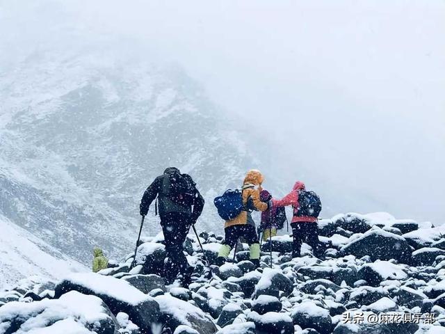 驴友雪山坠崖后续:身份曝光，摔倒时曾绝望呼救，网友:不值得同情