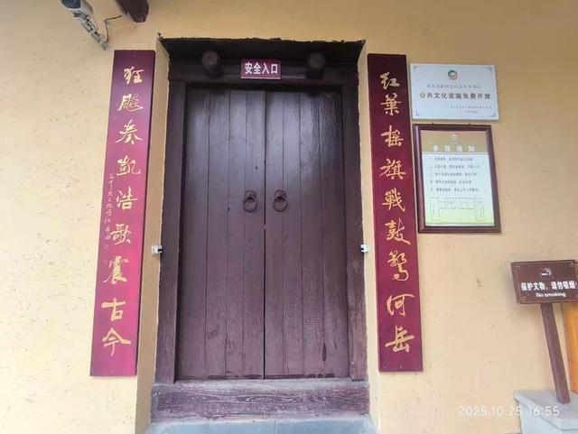 排队游览光雾山