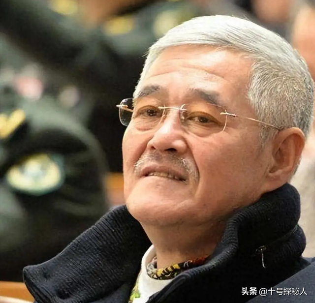 再有钱有啥用？68岁赵本山近况曝光，三人打伞伺候，女儿成心头病