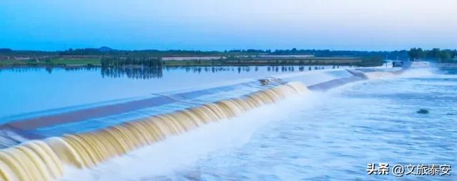 “北方都江堰”！秋日阳光洒在戴村坝，碎成万点金光！