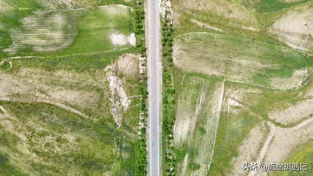 新疆天山深处的景观大道，曾是国防公路，如今人少景美震撼人心