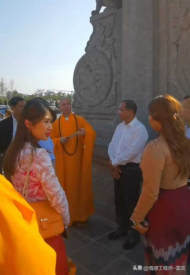 上任才1天，印乐法师和美女大量合影被扒，与释永信区别太明显！