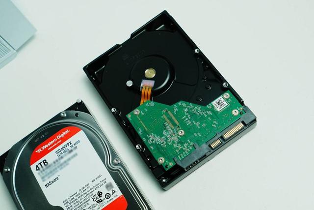 小白玩家超适合，千元NAS最优解，绿联DH4300 Plus私有云开箱体验