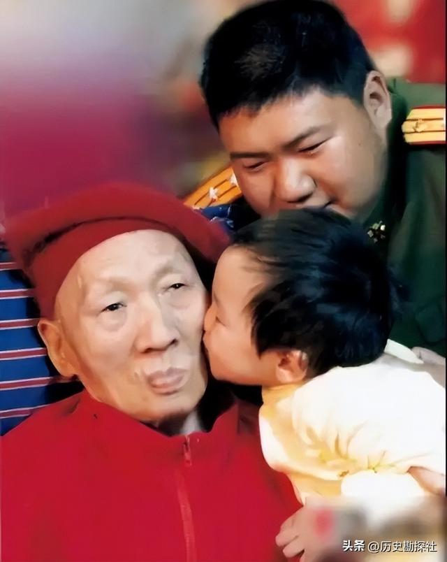 毛岸青81岁生日时的全家福，两个妹妹前来贺寿，儿媳刘滨体贴蹲着