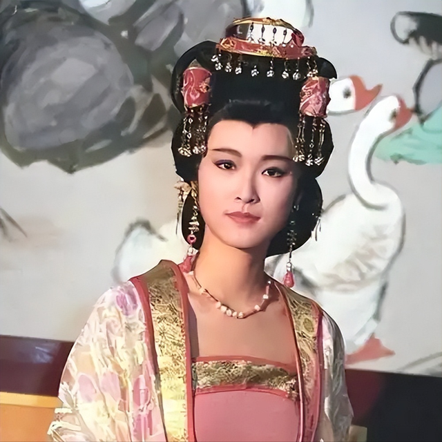 离婚不离家！看到如今佩通坦的窘境，才知他信家族最大的底气是她