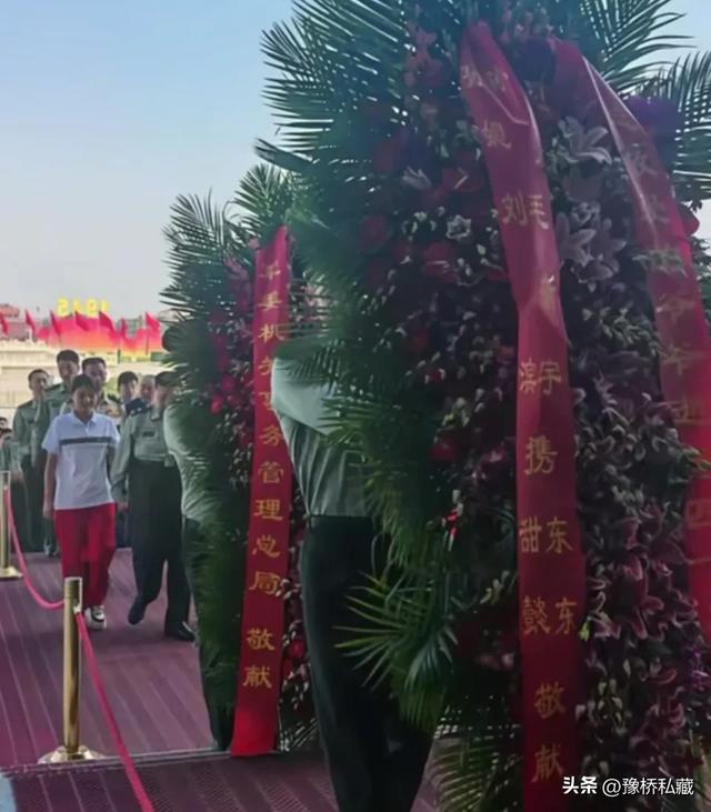 懂事的毛甜懿搀扶着父亲，前往毛主席纪念堂祭奠，刘滨黑色着装！