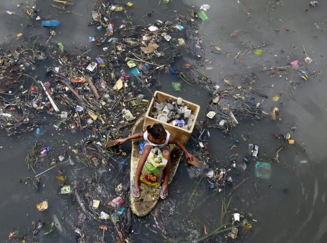 穷得吃垃圾、吃虫维生，富得请菲佣！菲律宾凭啥成全球奇景？