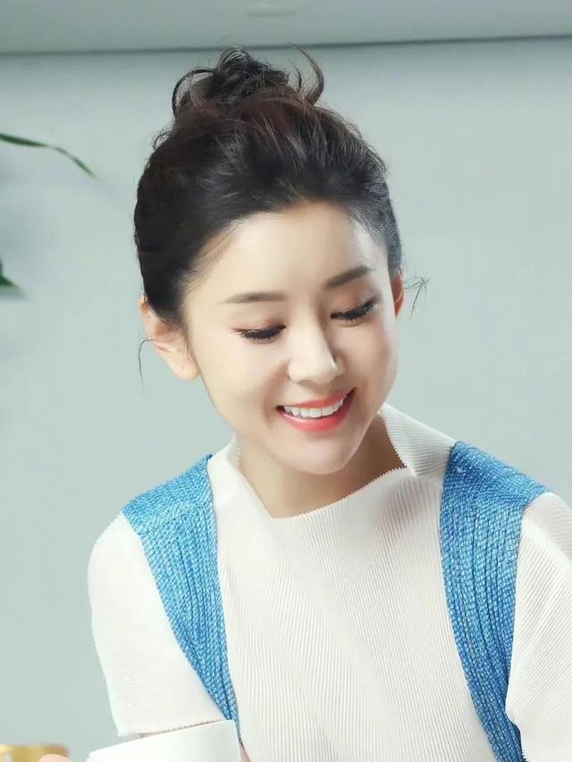 40岁李小萌北京逛街，开五六百万劳斯莱斯，王雷大连富二代不差钱