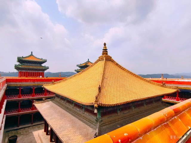 为什么承德会有一座小布达拉宫？酷似西藏布宫，顶部布满黄金