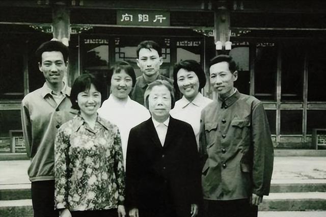 传闻他是周恩来的养子，1988年当上国务院总理，晚年对外界回应
