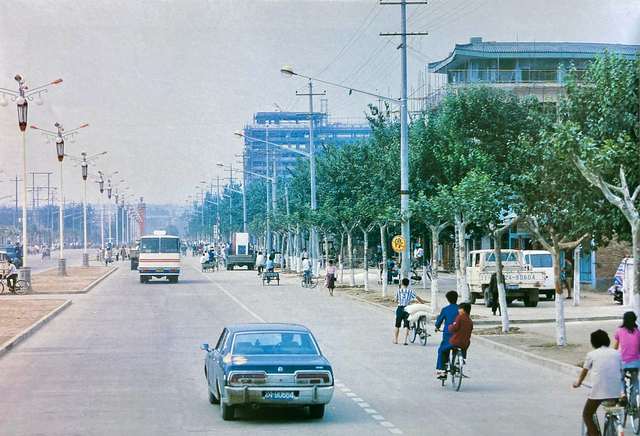 1987年的咸阳，钟楼前的这条街你还记得吗？