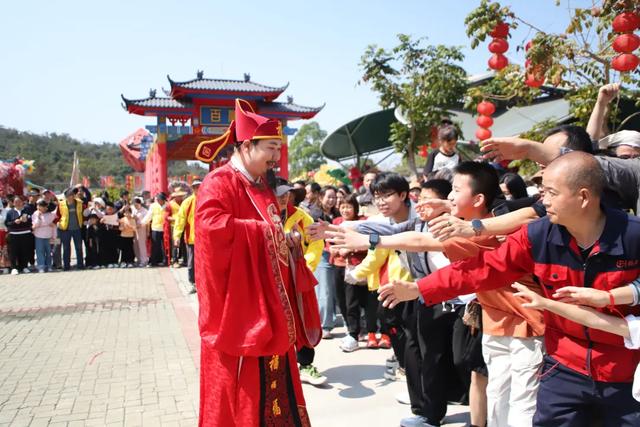 大年初六，迎六顺！观音山上众多游客接福接顺，解锁新春顺心游