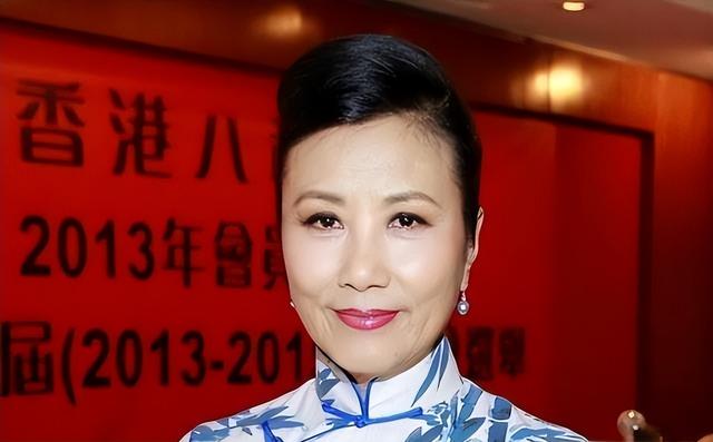 78岁路都走不稳还开演唱会捞金，全网恶评如潮，她却扬言回馈粉丝