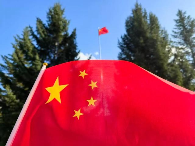 杨幂去延吉旅行，她站在玉米地里拍照，她还去了抗日博物馆！