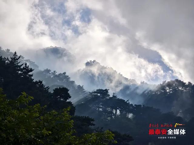 清晨的泰山集齐“日出+云海+宝光”！ 17℃风吹来像开了天然空调