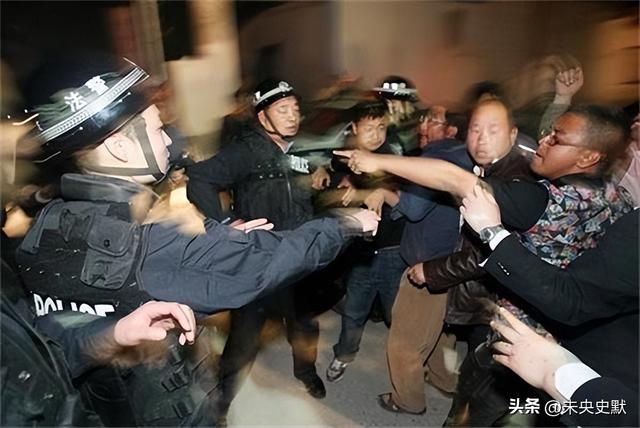 又揪出来一个巨贪，金额高达9.7亿，首富夫人郝斌跨境逃亡失败了