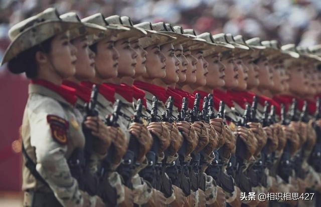 女民兵拉着五颜六色拉杆箱返程，阅兵靴子没来得及换，穿衣很时尚