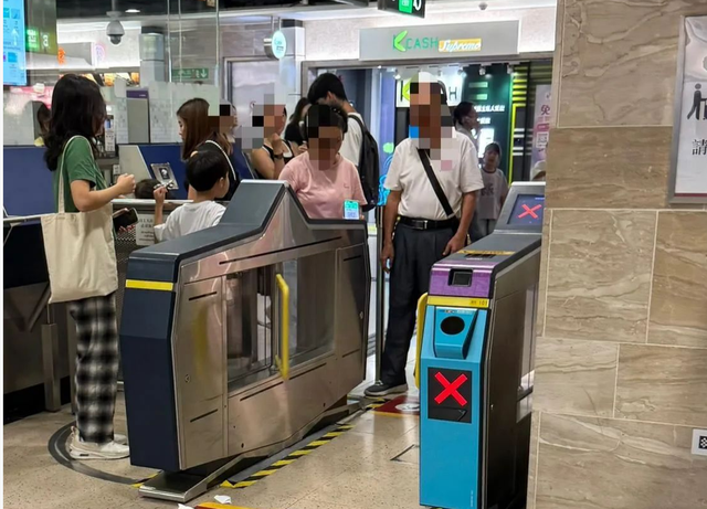 内地人一家七口坐港铁有六人逃票？港男发帖曝光被网友怼“合法”！头等舱查出一群内地客乱入，求情仍罚上千