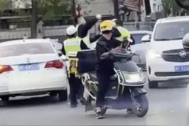 厉害了我的哥！天津交警当街上演武林风，都看傻了究竟是怎么了？图片