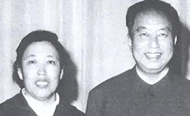 她15岁入党，18岁和主席成亲，如今仍健在，却几乎不出来露面