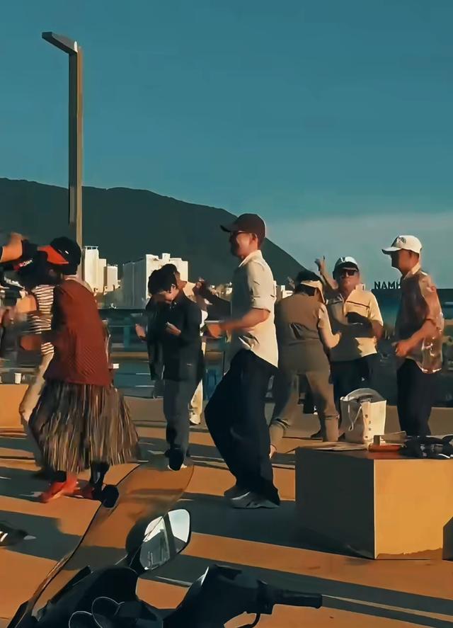 王千源带女儿韩国度假，打扮年轻跟大妈跳广场舞，长得凶但人特逗
