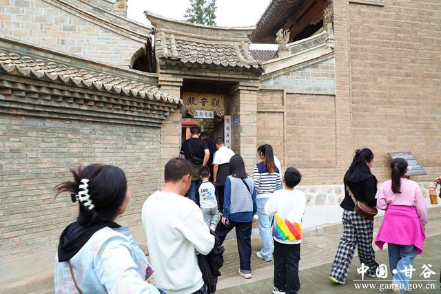甘谷大像山：国庆假期人气旺 登山赏景意趣浓