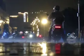 雷电交加，雨哗啦啦！“雨神”来昆明了？嗯！图片