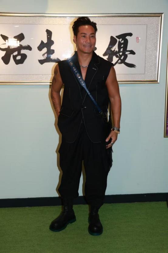 香港知名男星被砍留后遗症，脸皮险被砍掉，身上多处刀疤清晰可见
