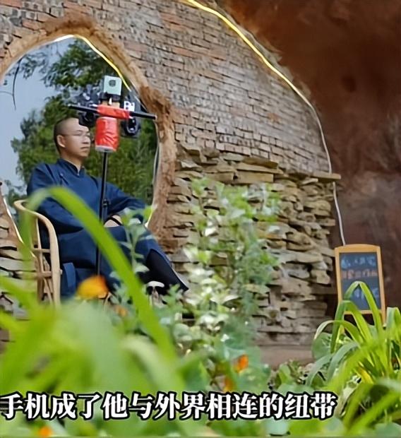 活久见！四川35岁小伙住山洞，不工作不结婚不生娃，月销才300块